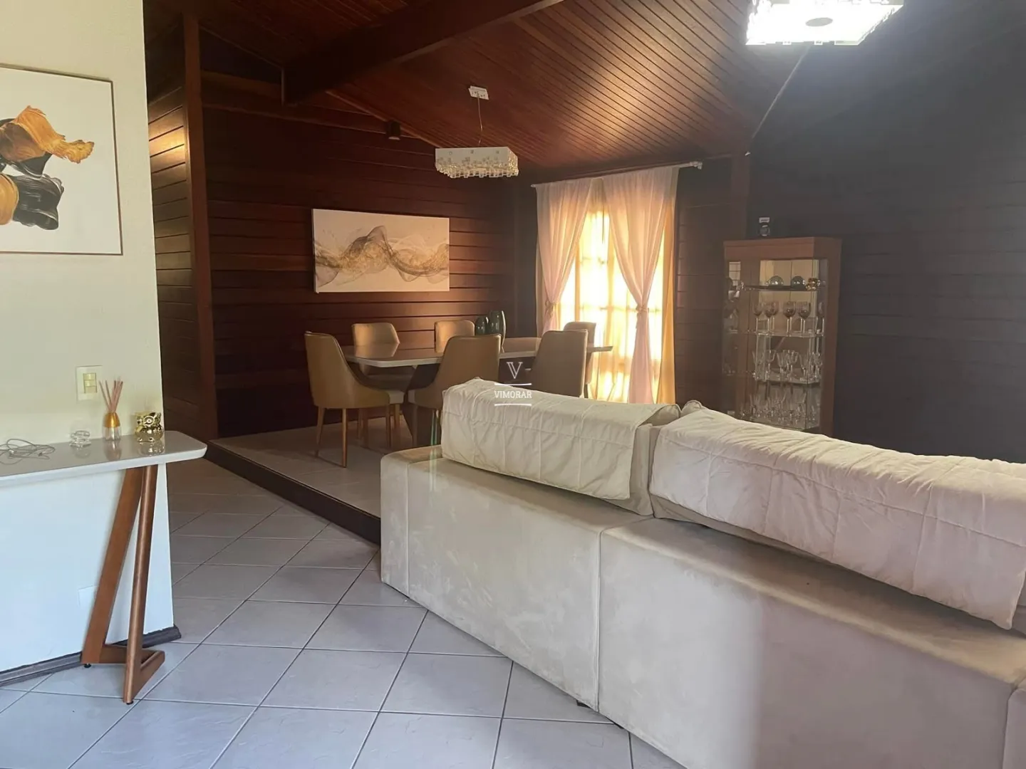 Casa em condom&iacute;nio fechado 3 dormit&oacute;rios sendo 1 su&iacute;te + 4 vagas de garagem  Arujá - 