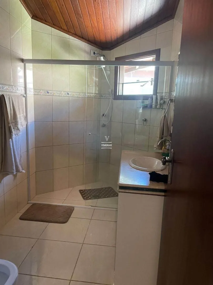 Casa em condom&iacute;nio fechado 3 dormit&oacute;rios sendo 1 su&iacute;te + 4 vagas de garagem  Arujá - 