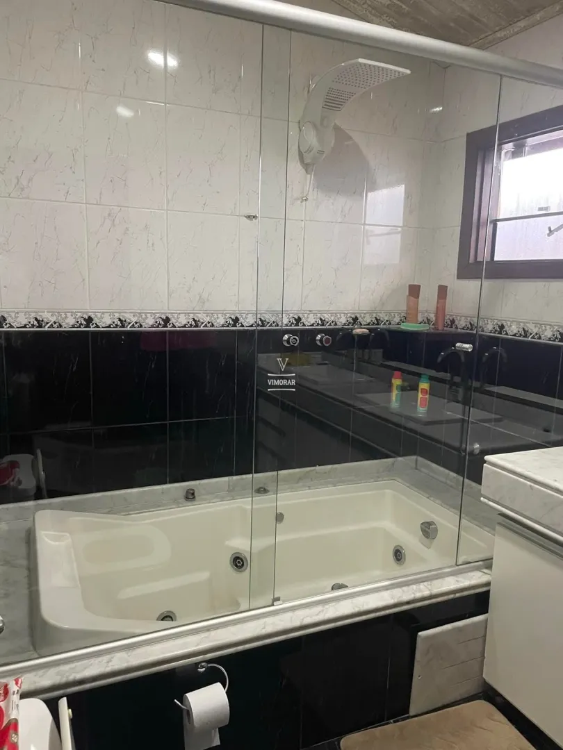 Casa em condom&iacute;nio fechado 3 dormit&oacute;rios sendo 1 su&iacute;te + 4 vagas de garagem  Arujá - 