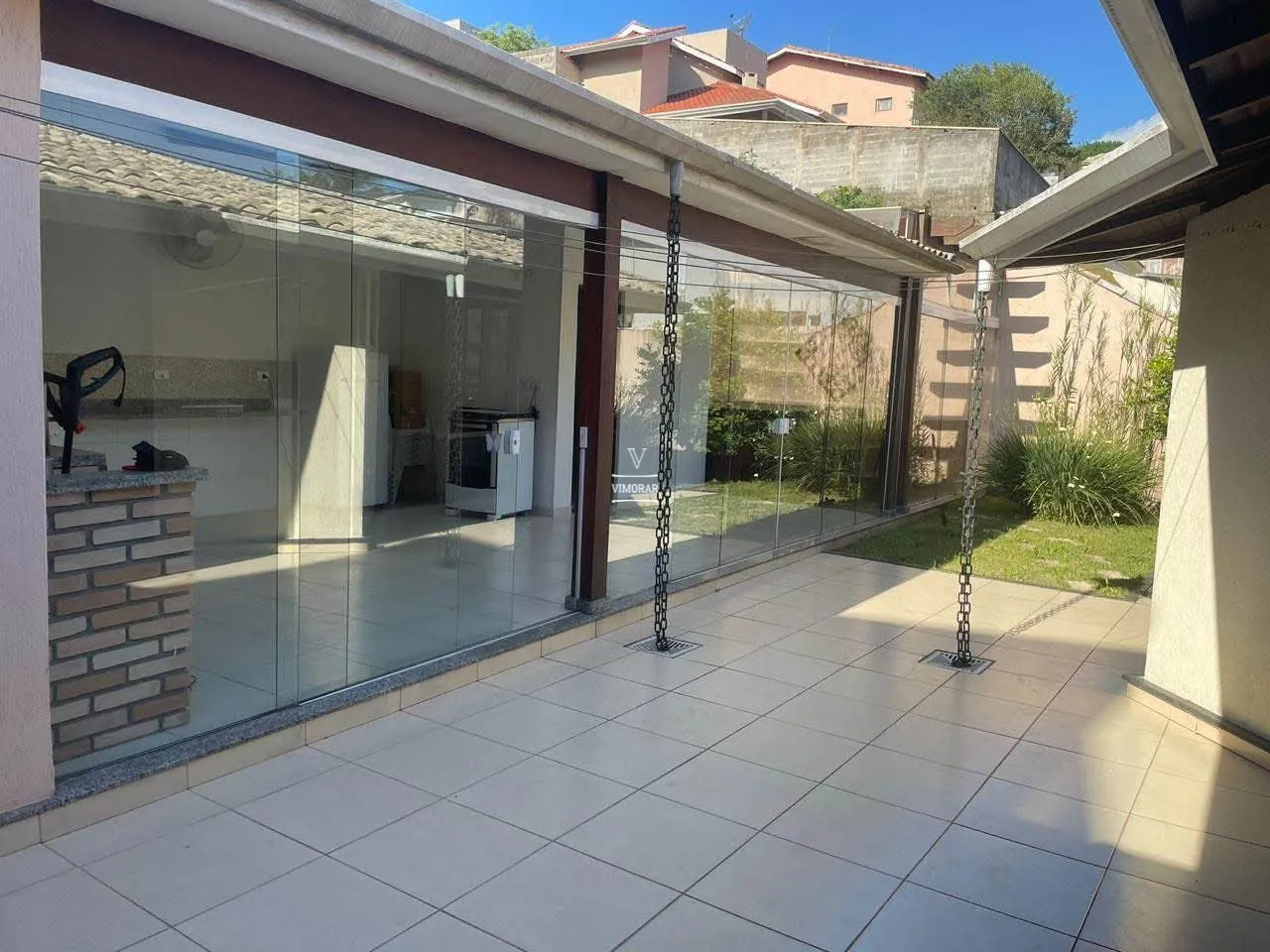 Casa em condom&iacute;nio fechado 3 dormit&oacute;rios sendo 1 su&iacute;te + 4 vagas de garagem  Arujá - 