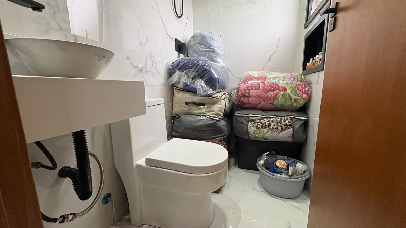 Casa em condom&iacute;nio 3 su&iacute;tes + 6 vagas de garagem  Arujá - 