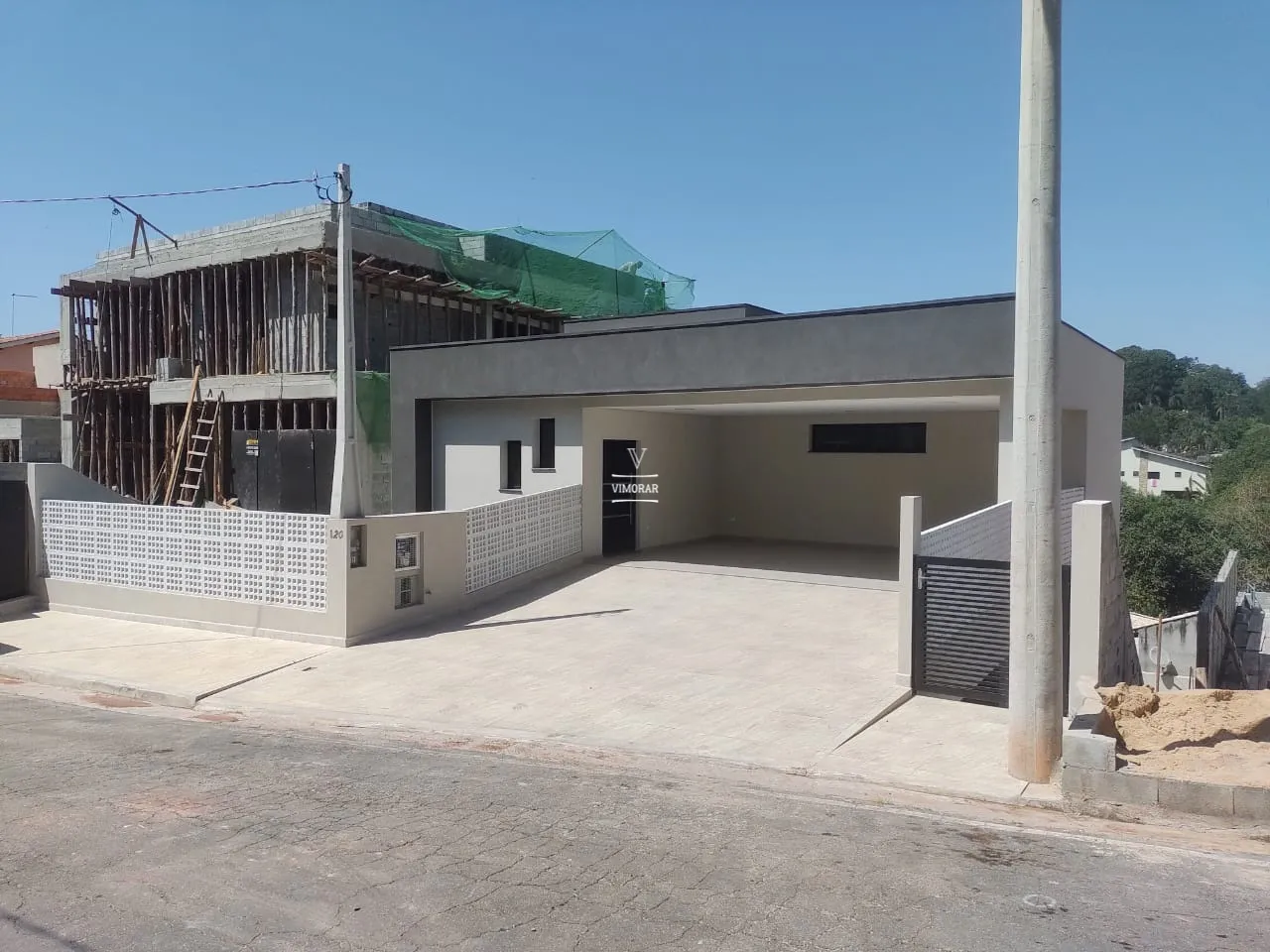 Casa em condom&iacute;nio 3 su&iacute;tes + 6 vagas de garagem  Arujá - 