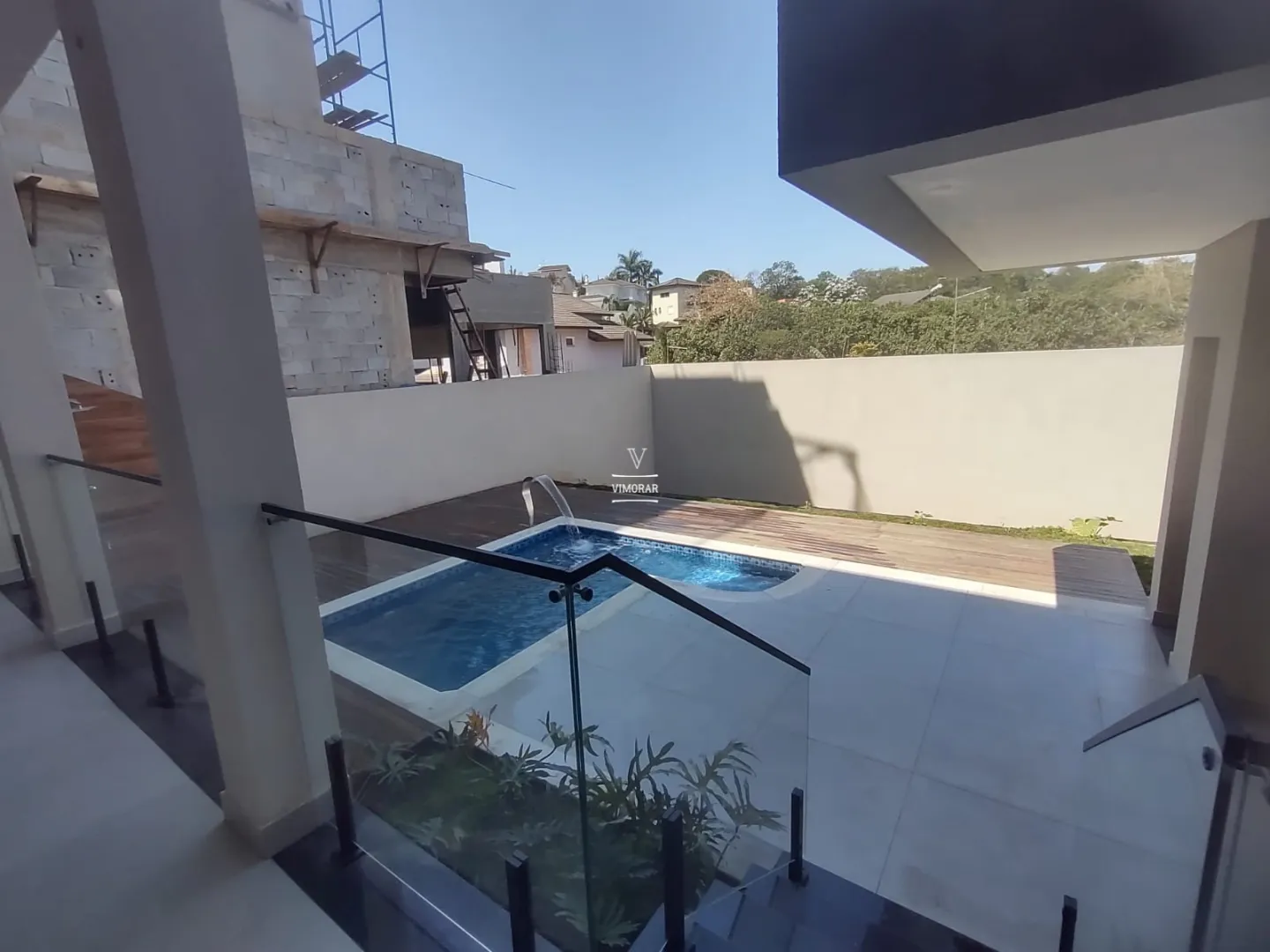 Casa em condom&iacute;nio 3 su&iacute;tes + 6 vagas de garagem  Arujá - 
