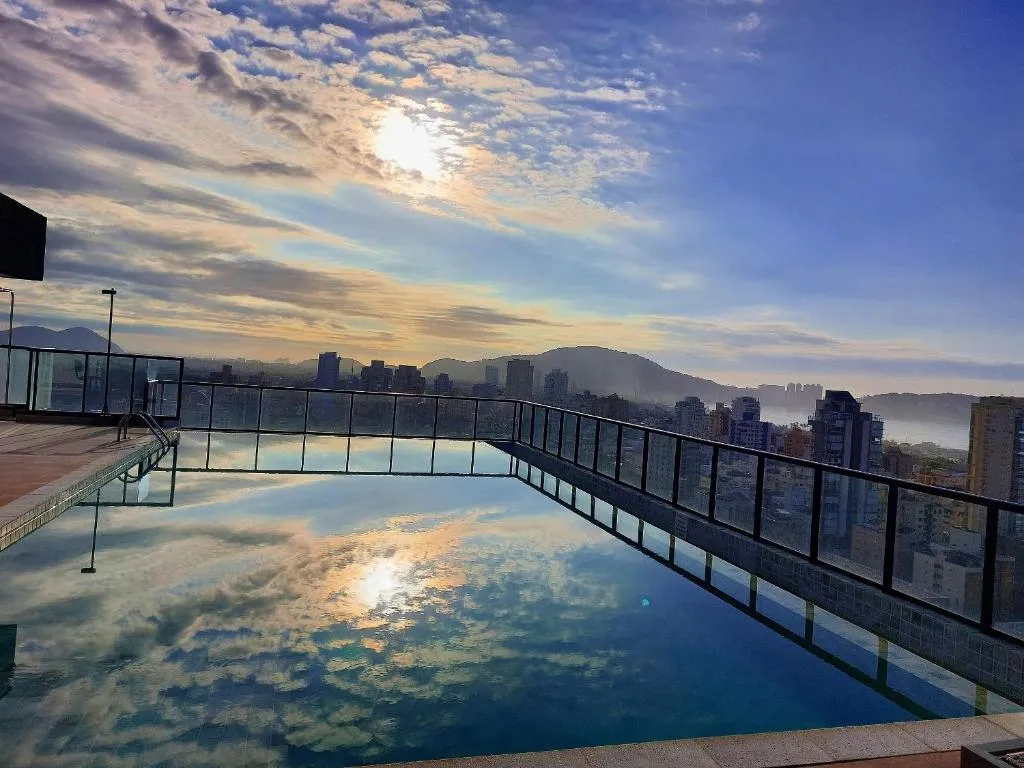 Apartamento na praia da Enseada no Guaruj&aacute; com piscina no terra&ccedil;o com vista para o mar Rua Begônia Guarujá - 