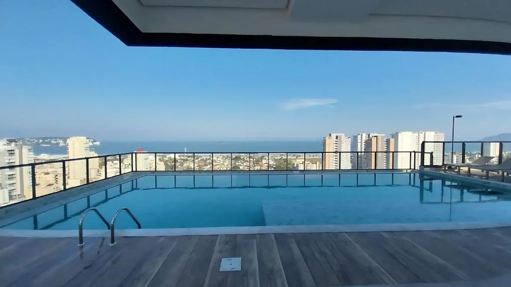 Apartamento na praia da Enseada no Guaruj&aacute; com piscina no terra&ccedil;o com vista para o mar Rua Begônia Guarujá - 