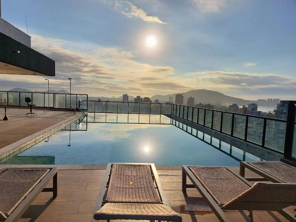 Apartamento na praia da Enseada no Guaruj&aacute; com piscina no terra&ccedil;o com vista para o mar Rua Begônia Guarujá - 
