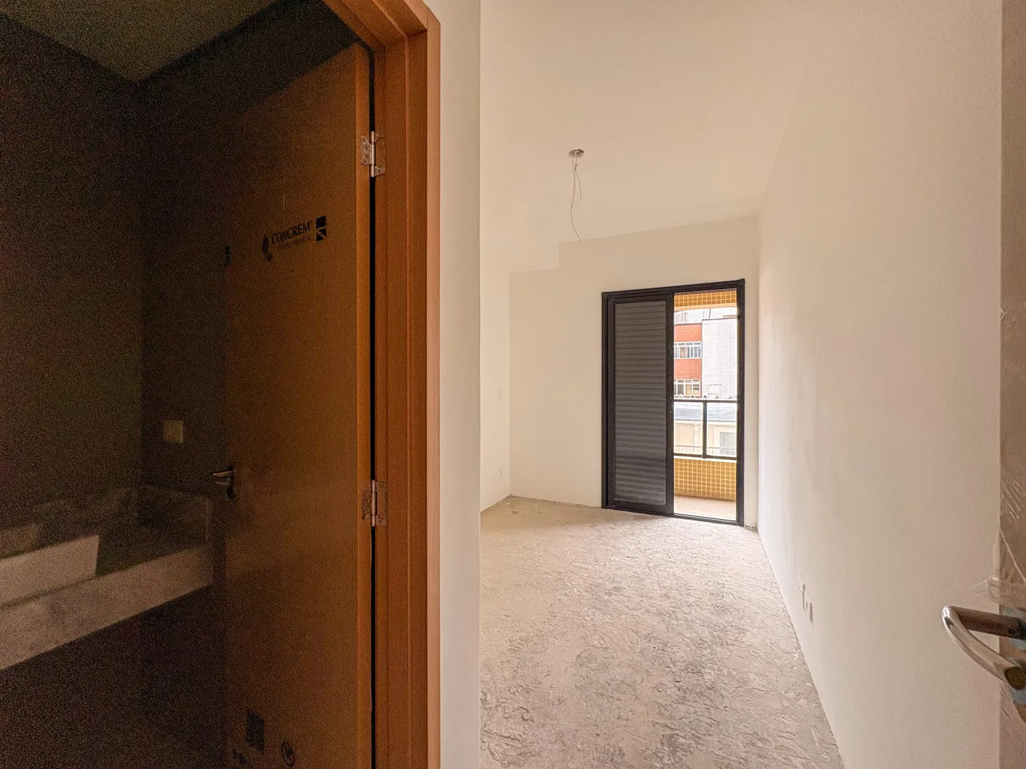 Oportunidade a um quadra da praia em rua arborizada com 2 dorm e su&iacute;te Avenida Barão de Penedo Santos - 
