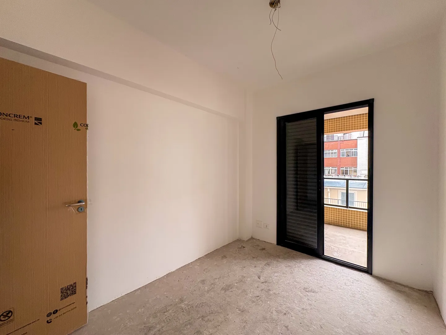 Oportunidade a um quadra da praia em rua arborizada com 2 dorm e su&iacute;te Avenida Barão de Penedo Santos - 