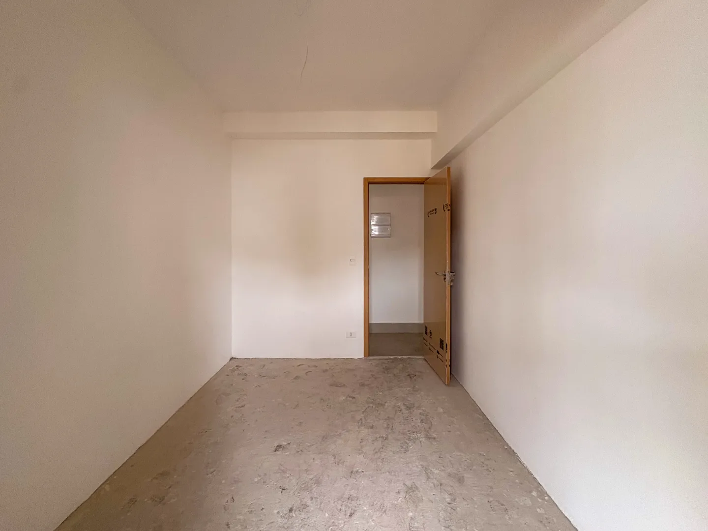 Oportunidade a um quadra da praia em rua arborizada com 2 dorm e su&iacute;te Avenida Barão de Penedo Santos - 