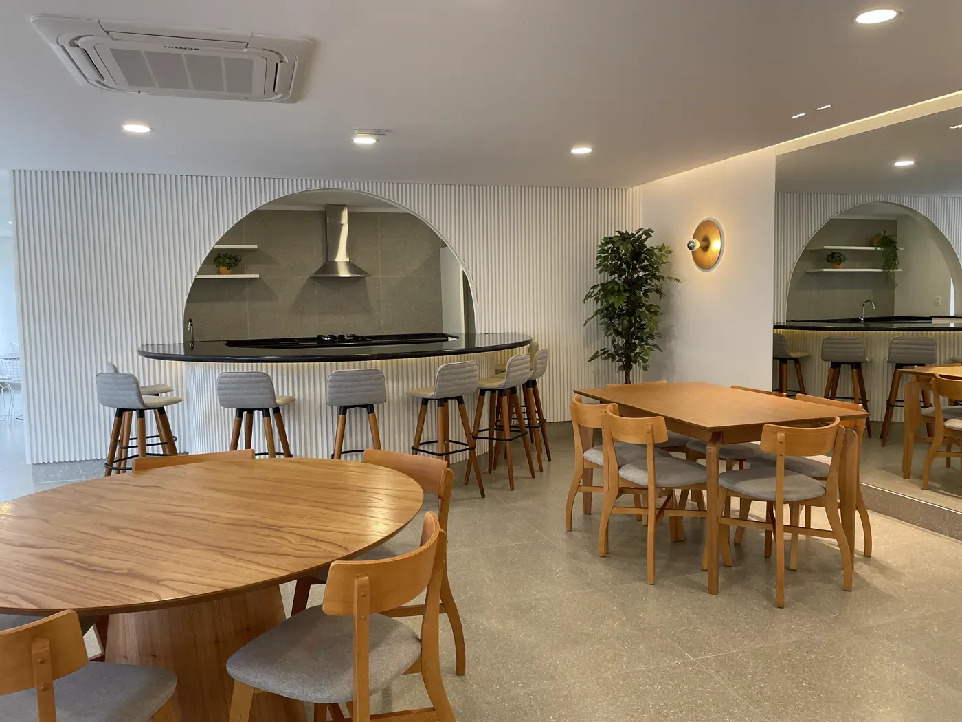 Oportunidade a um quadra da praia em rua arborizada com 2 dorm e su&iacute;te Avenida Barão de Penedo Santos - 