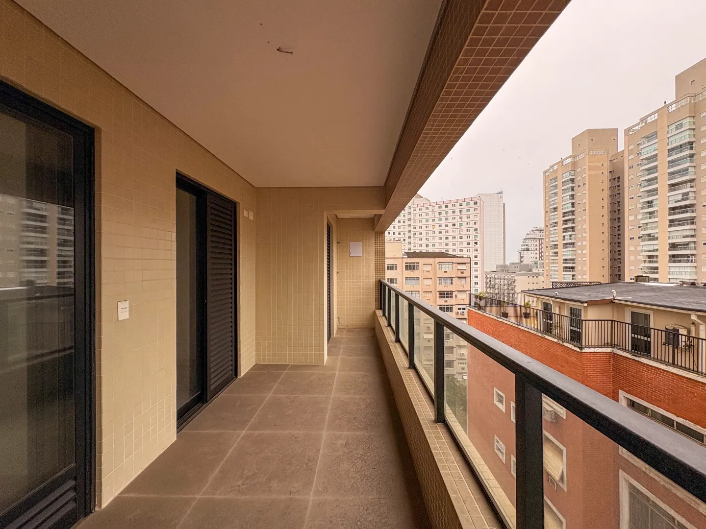 Oportunidade a um quadra da praia em rua arborizada com 2 dorm e su&iacute;te Avenida Barão de Penedo Santos - 