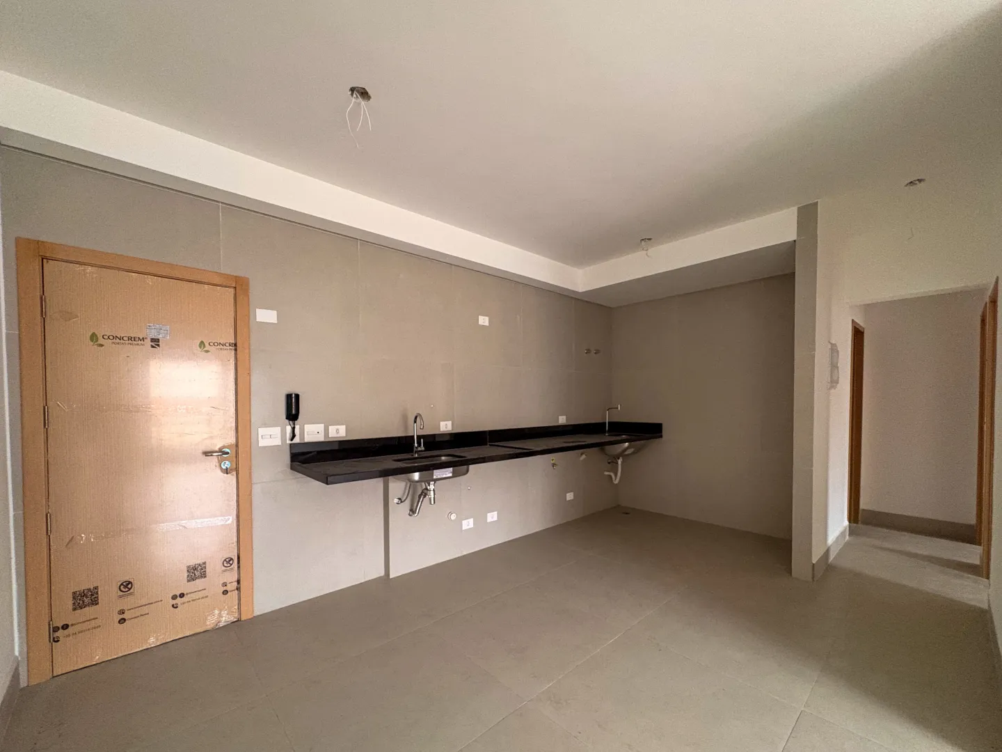 Oportunidade a um quadra da praia em rua arborizada com 2 dorm e su&iacute;te Avenida Barão de Penedo Santos - 