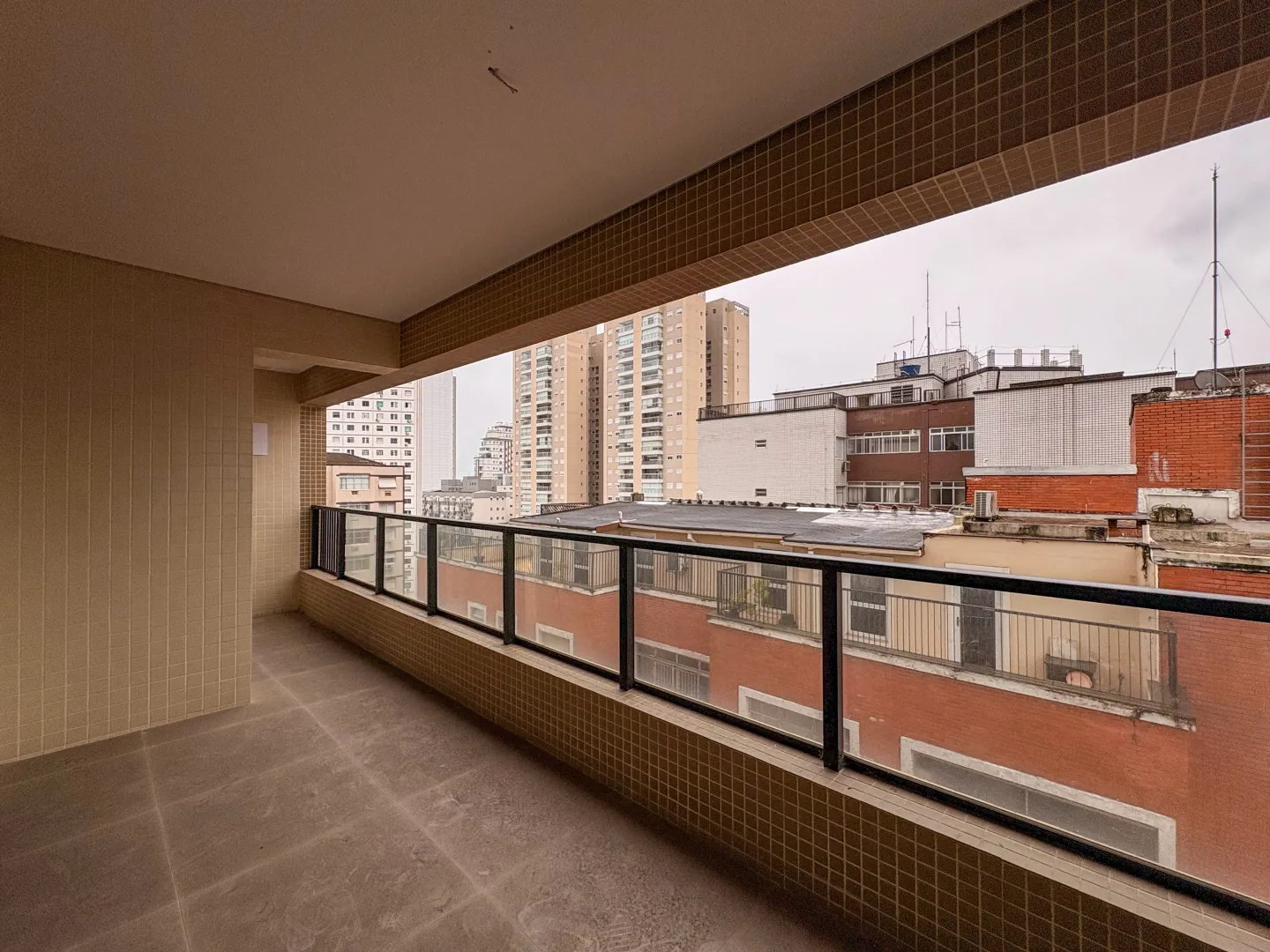 Oportunidade a um quadra da praia em rua arborizada com 2 dorm e su&iacute;te Avenida Barão de Penedo Santos - 