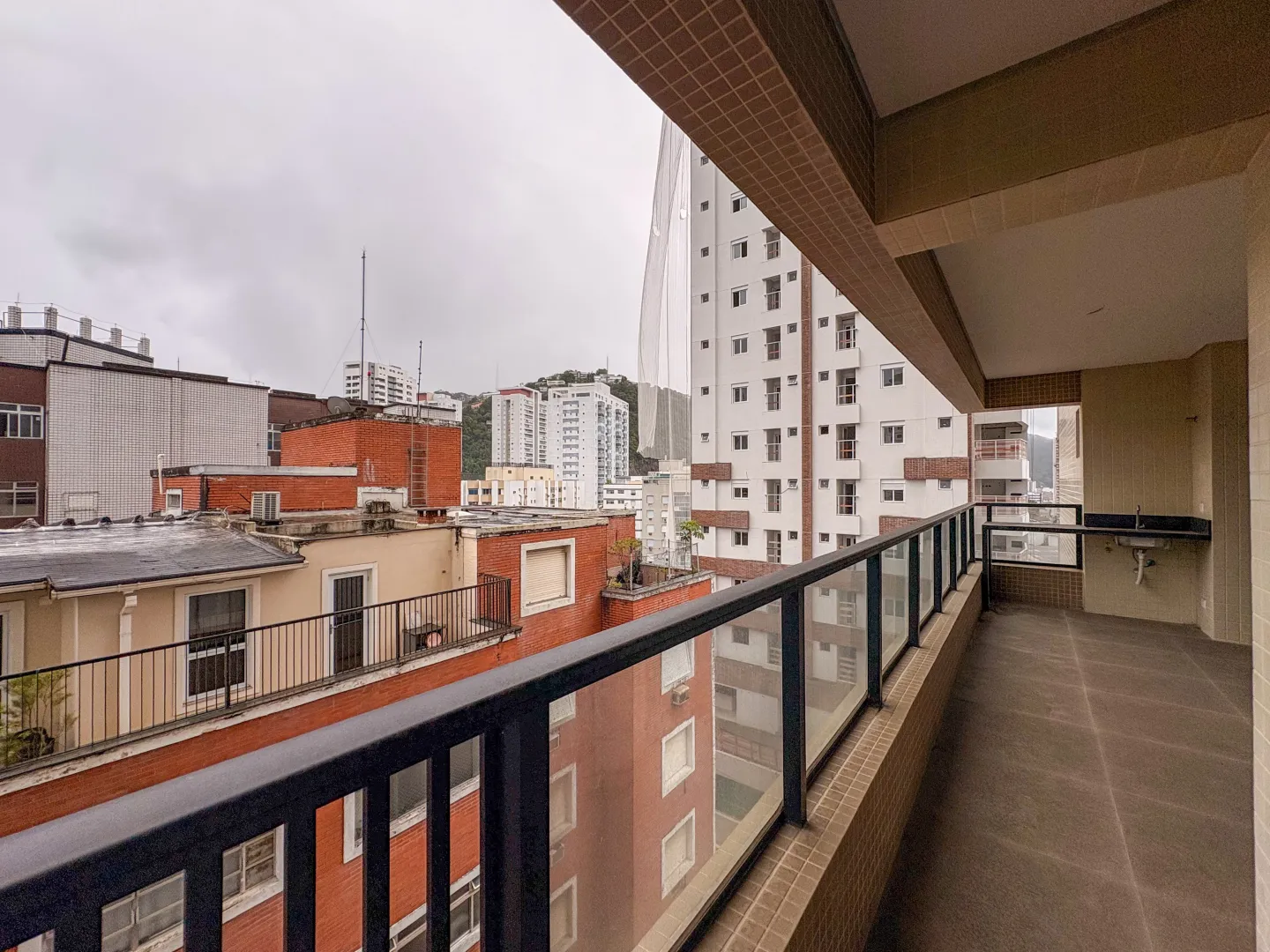 Oportunidade a um quadra da praia em rua arborizada com 2 dorm e su&iacute;te Avenida Barão de Penedo Santos - 