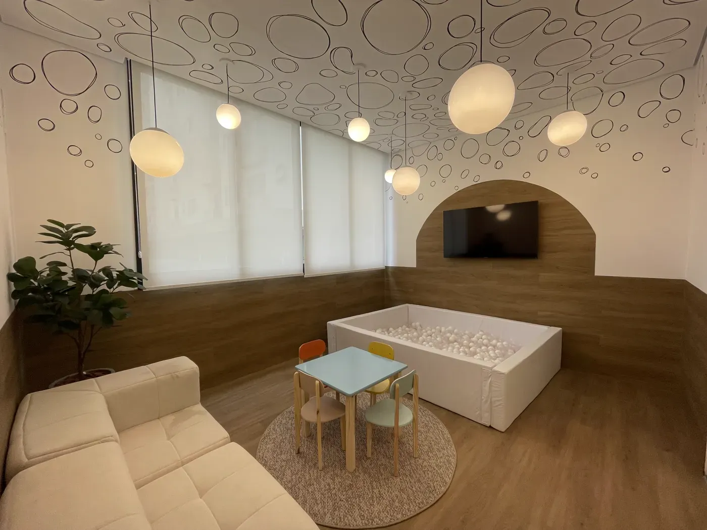 Oportunidade a um quadra da praia em rua arborizada com 2 dorm e su&iacute;te Avenida Barão de Penedo Santos - 