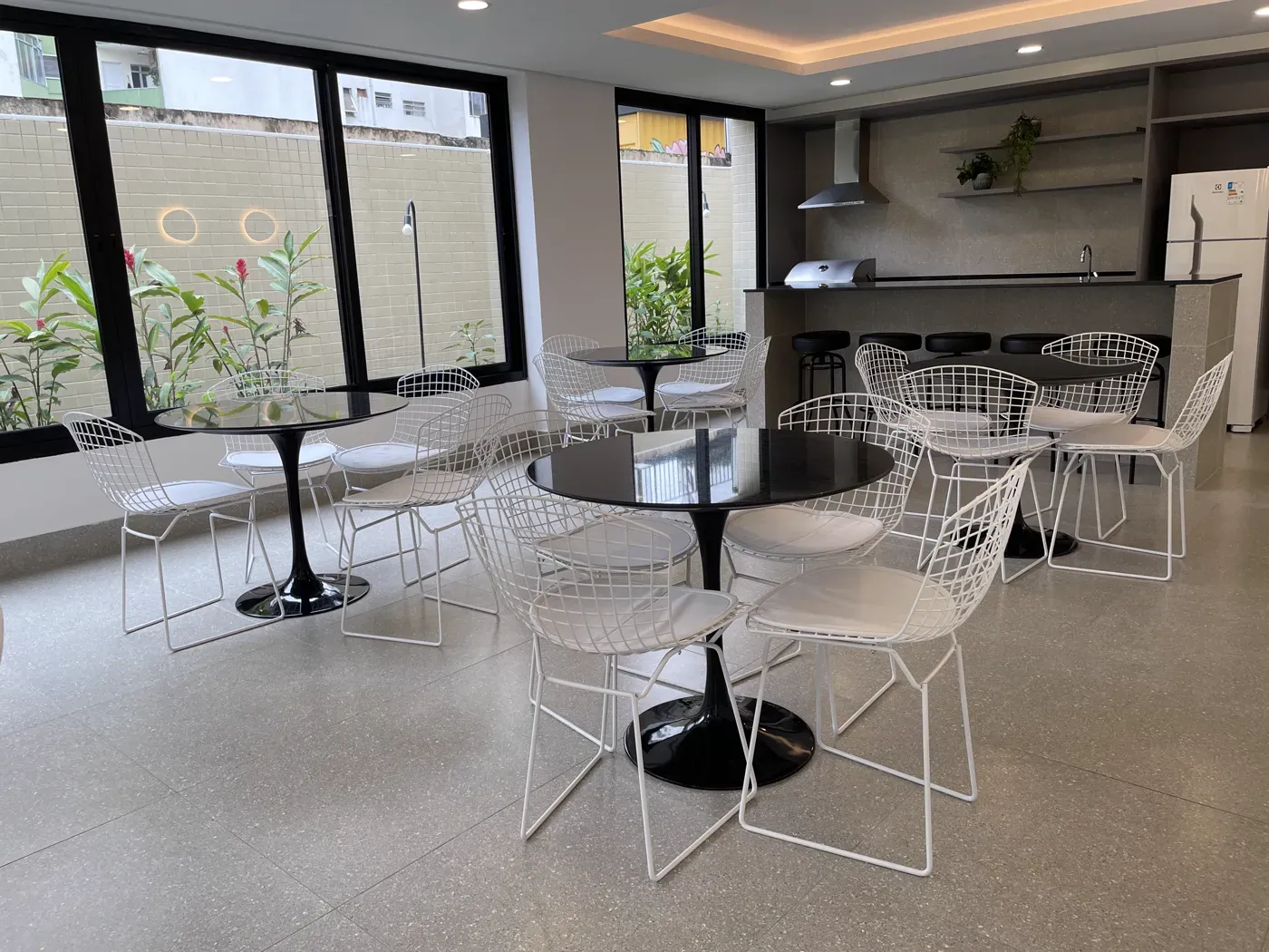 Oportunidade a um quadra da praia em rua arborizada com 2 dorm e su&iacute;te Avenida Barão de Penedo Santos - 