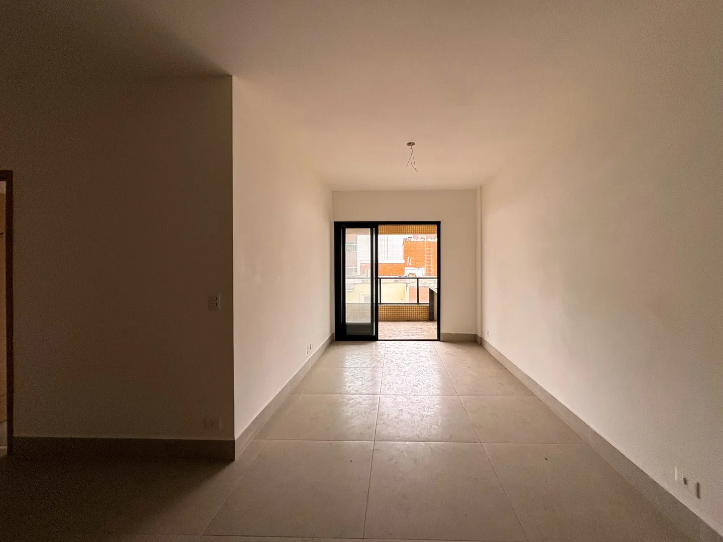 Oportunidade a um quadra da praia em rua arborizada com 2 dorm e su&iacute;te Avenida Barão de Penedo Santos - 