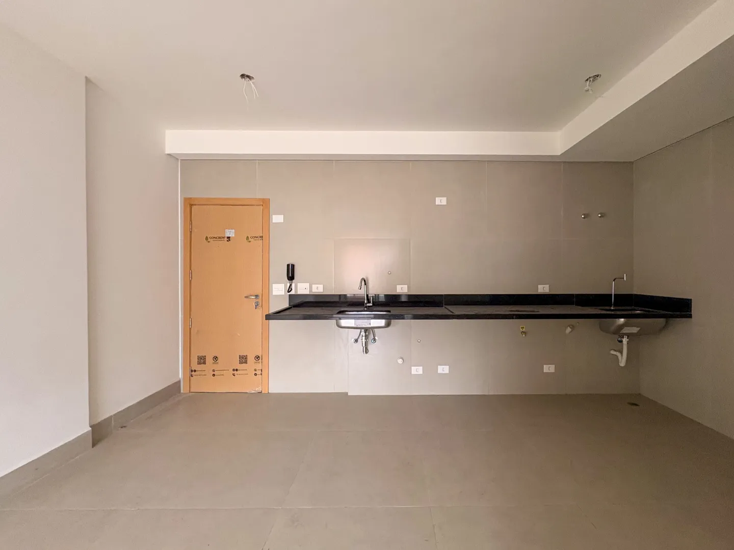 Oportunidade a um quadra da praia em rua arborizada com 2 dorm e su&iacute;te Avenida Barão de Penedo Santos - 