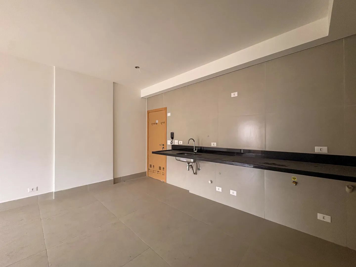 Oportunidade a um quadra da praia em rua arborizada com 2 dorm e su&iacute;te Avenida Barão de Penedo Santos - 