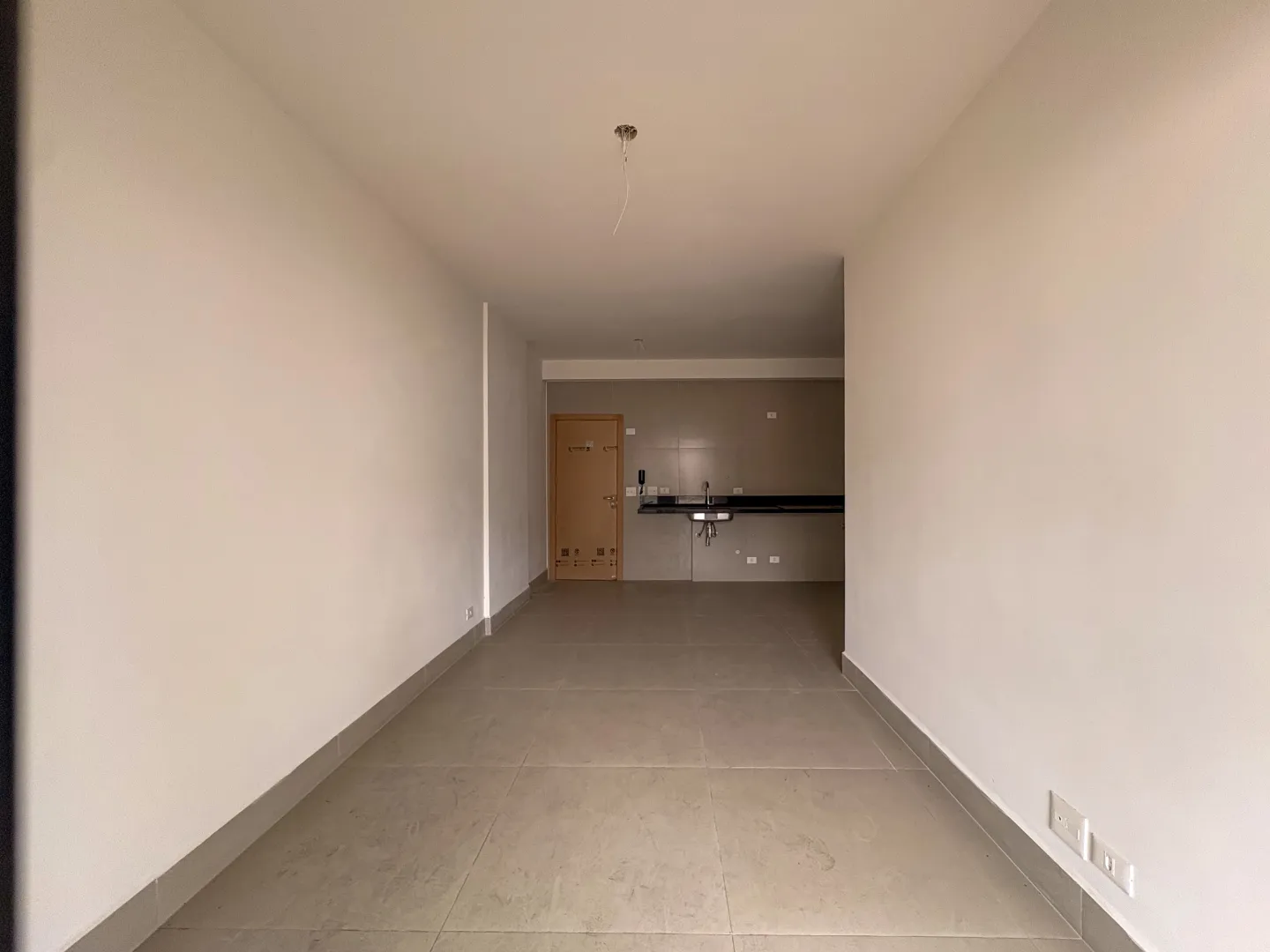 Oportunidade a um quadra da praia em rua arborizada com 2 dorm e su&iacute;te Avenida Barão de Penedo Santos - 