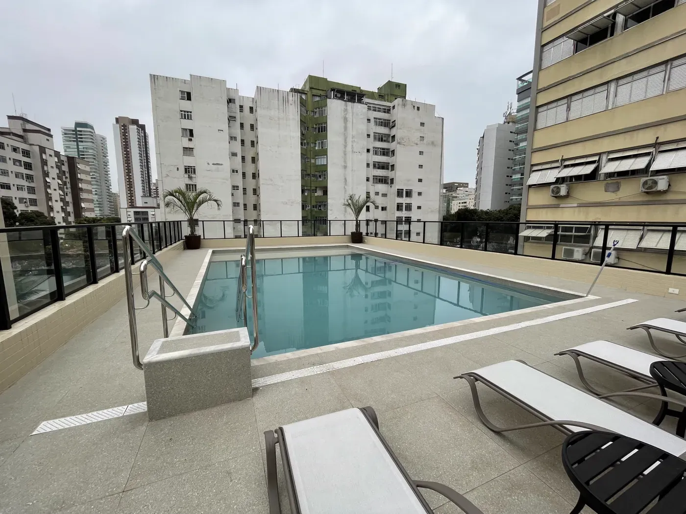 Oportunidade a um quadra da praia em rua arborizada com 2 dorm e su&iacute;te Avenida Barão de Penedo Santos - 
