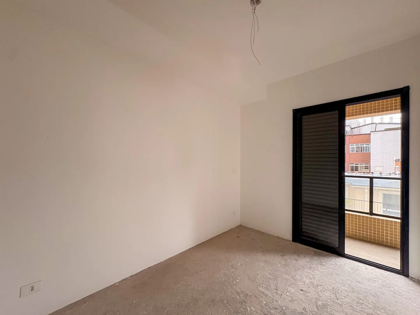 Oportunidade a um quadra da praia em rua arborizada com 2 dorm e su&iacute;te Avenida Barão de Penedo Santos - 