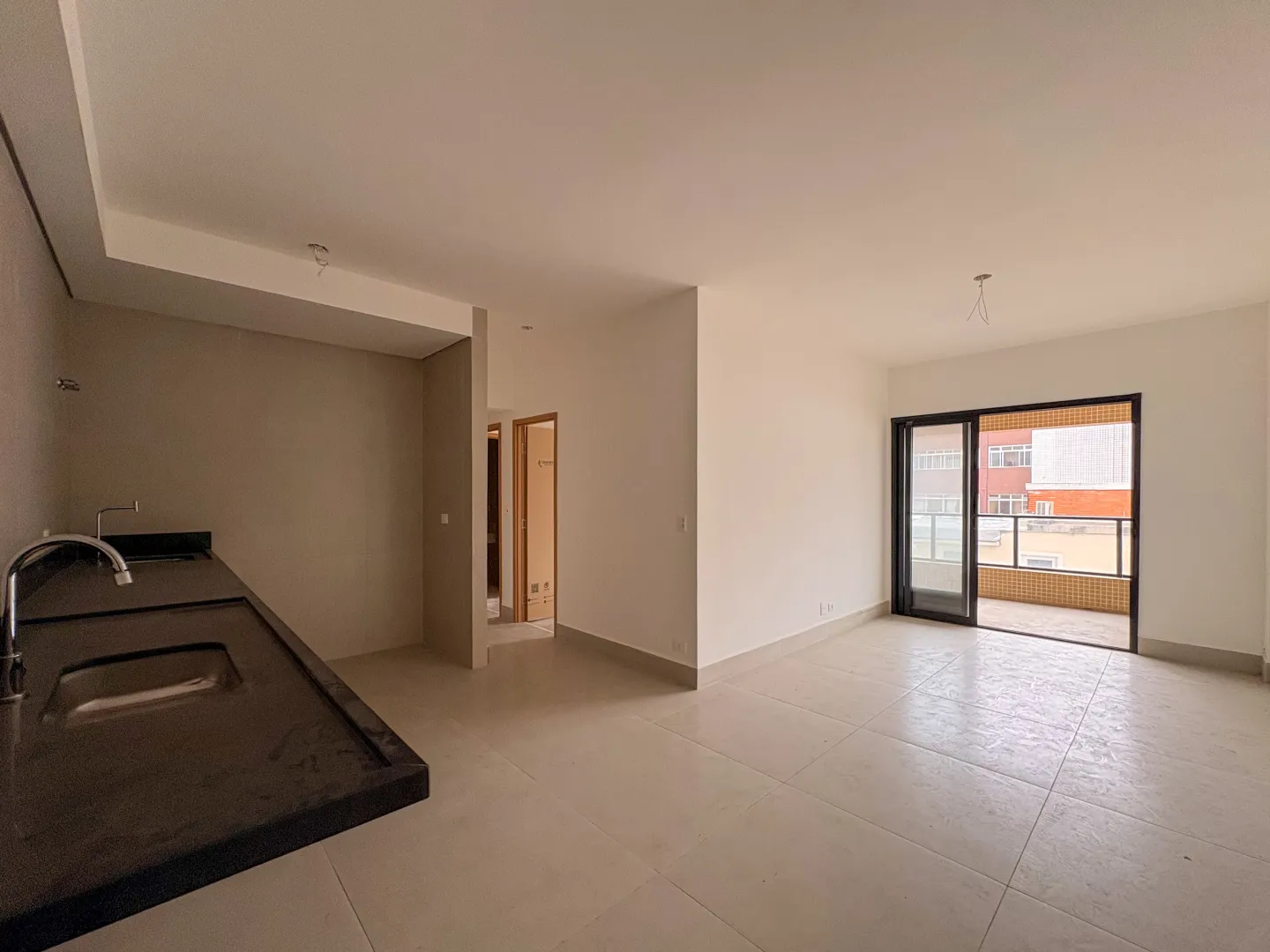 Oportunidade a um quadra da praia em rua arborizada com 2 dorm e su&iacute;te Avenida Barão de Penedo Santos - 