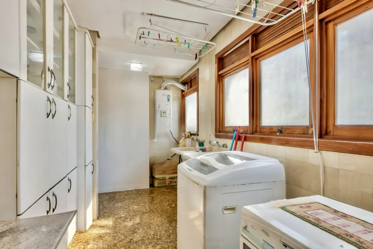 R$ 2.195.000 - EXCELENTE APARTAMENTO - 302M2 - 4 DORM - 2 SU&Iacute;TES - VISTA - 2 VAGAS Rua Castro Alves Porto Alegre - 