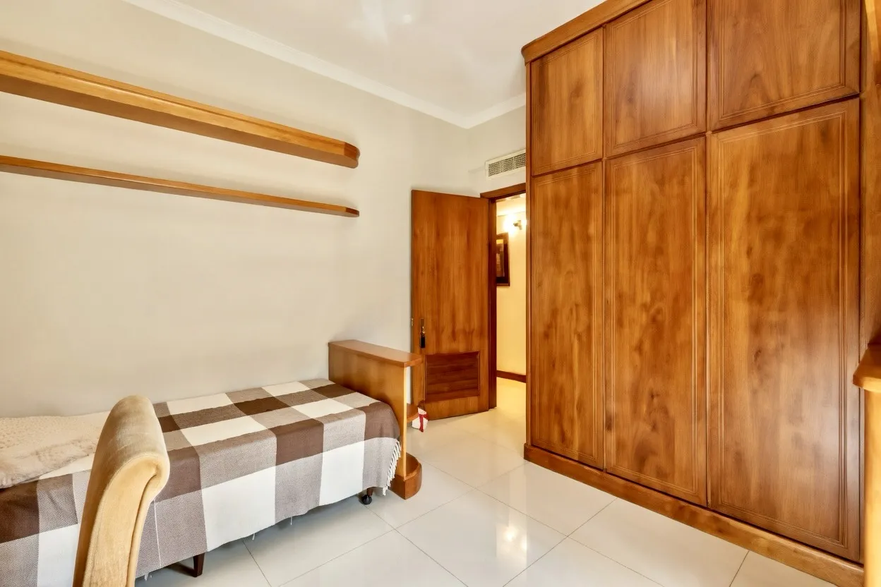 R$ 2.195.000 - EXCELENTE APARTAMENTO - 302M2 - 4 DORM - 2 SU&Iacute;TES - VISTA - 2 VAGAS Rua Castro Alves Porto Alegre - 