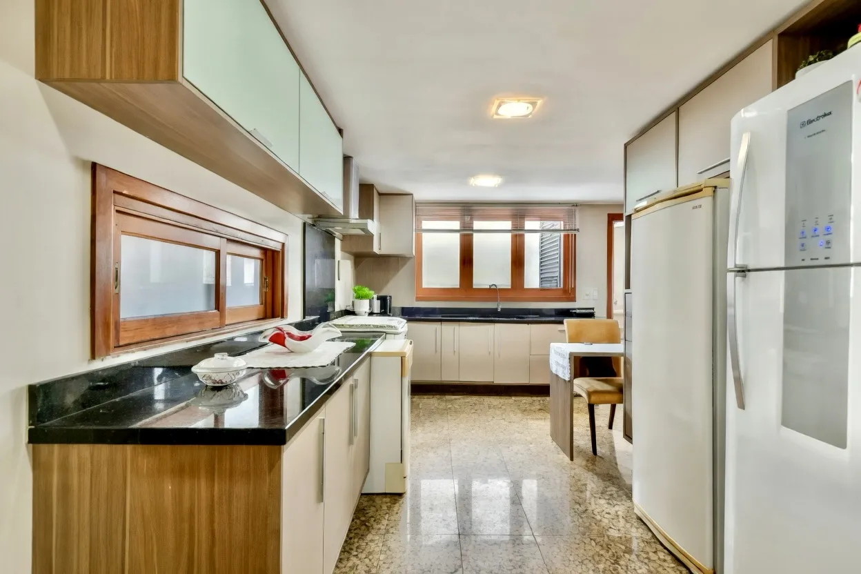 R$ 2.195.000 - EXCELENTE APARTAMENTO - 302M2 - 4 DORM - 2 SU&Iacute;TES - VISTA - 2 VAGAS Rua Castro Alves Porto Alegre - 