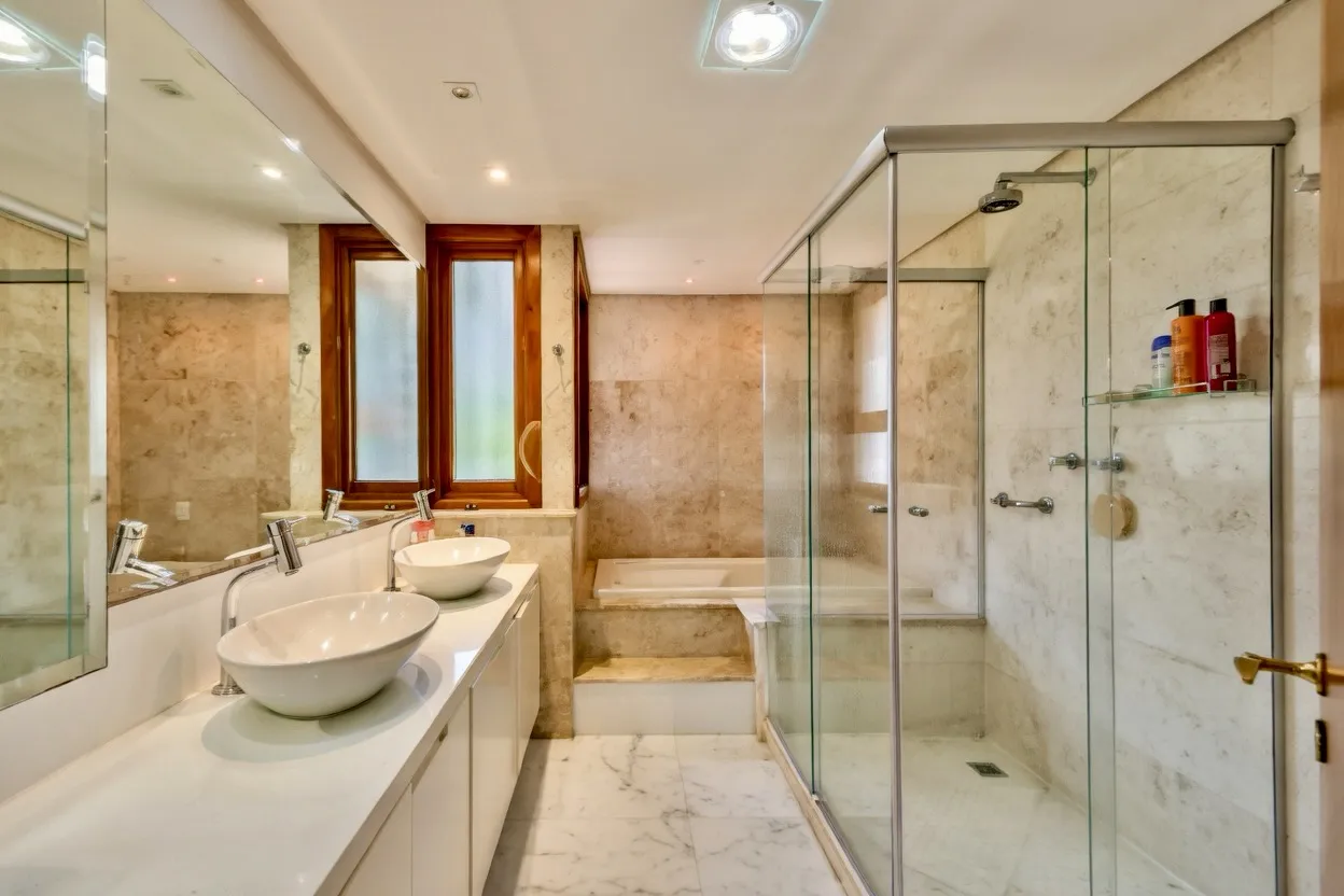 R$ 2.195.000 - EXCELENTE APARTAMENTO - 302M2 - 4 DORM - 2 SU&Iacute;TES - VISTA - 2 VAGAS Rua Castro Alves Porto Alegre - 