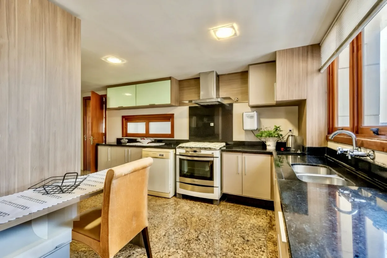R$ 2.195.000 - EXCELENTE APARTAMENTO - 302M2 - 4 DORM - 2 SU&Iacute;TES - VISTA - 2 VAGAS Rua Castro Alves Porto Alegre - 