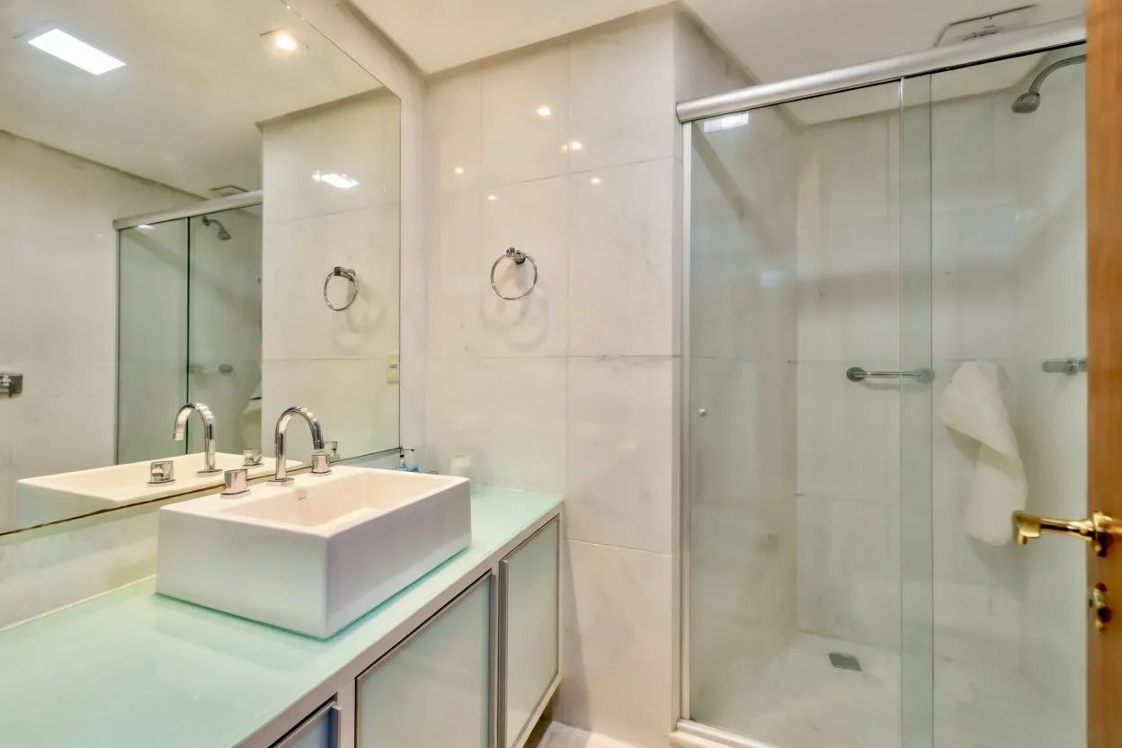 R$ 2.195.000 - EXCELENTE APARTAMENTO - 302M2 - 4 DORM - 2 SU&Iacute;TES - VISTA - 2 VAGAS Rua Castro Alves Porto Alegre - 
