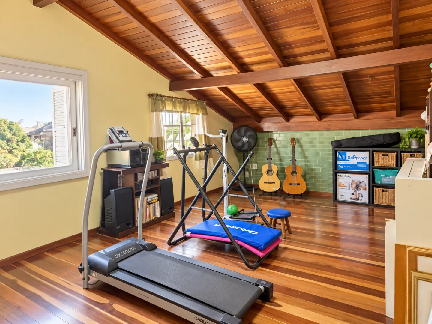 R$ 655.000 - LINDA CASA - 234M2 - 3 DORM - SU&Iacute;TE - LAREIRA - PISCINA - 5 VAGAS Rua Jackson de Figueiredo Porto Alegre - 