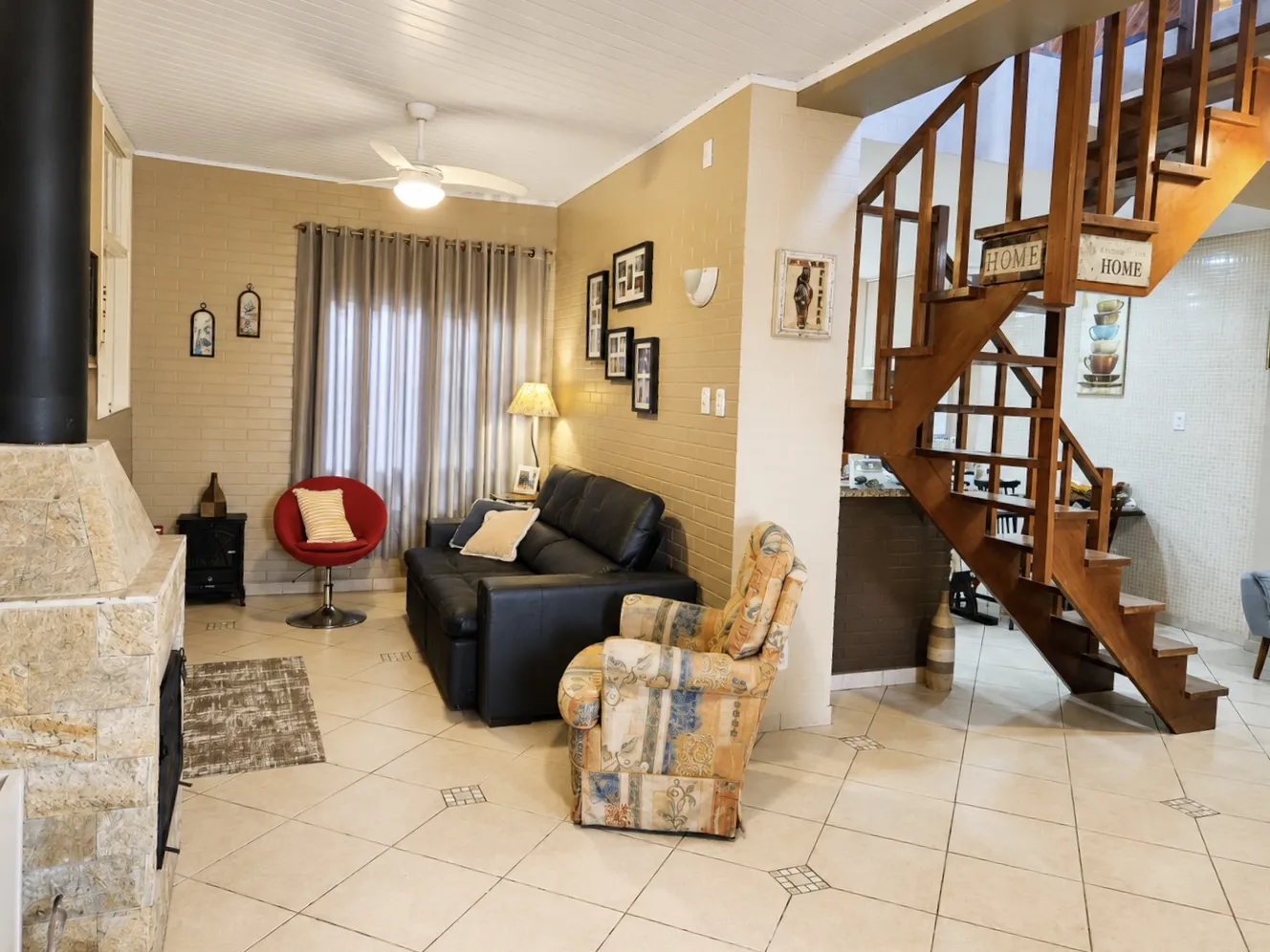 R$ 655.000 - LINDA CASA - 234M2 - 3 DORM - SU&Iacute;TE - LAREIRA - PISCINA - 5 VAGAS Rua Jackson de Figueiredo Porto Alegre - 