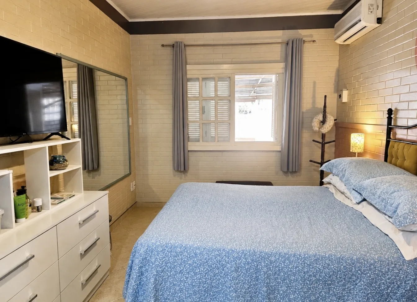 R$ 655.000 - LINDA CASA - 234M2 - 3 DORM - SU&Iacute;TE - LAREIRA - PISCINA - 5 VAGAS Rua Jackson de Figueiredo Porto Alegre - 