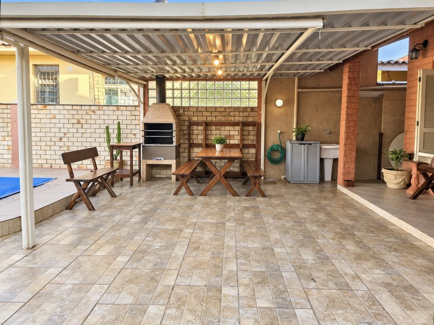 R$ 655.000 - LINDA CASA - 234M2 - 3 DORM - SU&Iacute;TE - LAREIRA - PISCINA - 5 VAGAS Rua Jackson de Figueiredo Porto Alegre - 