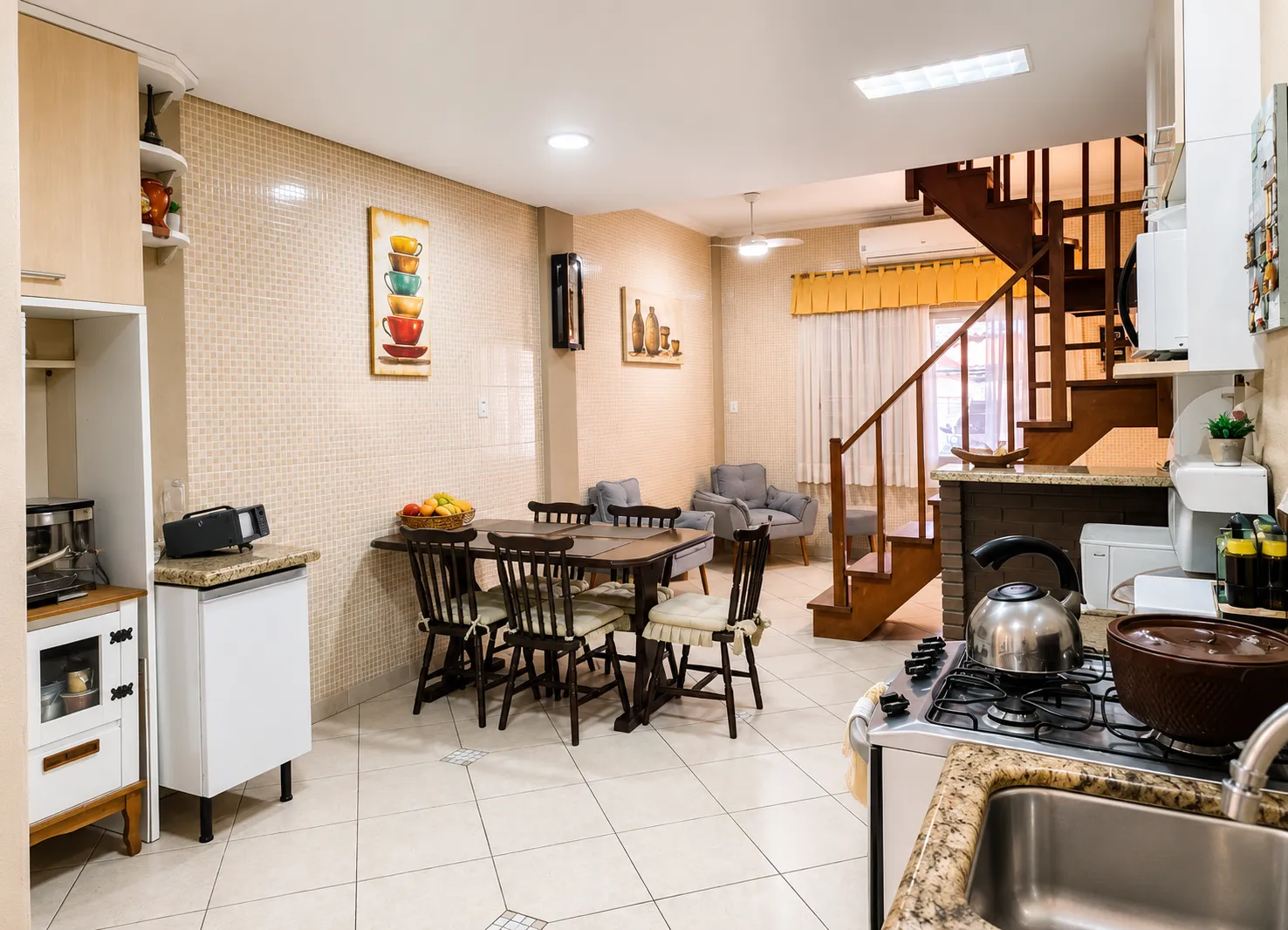 R$ 655.000 - LINDA CASA - 234M2 - 3 DORM - SU&Iacute;TE - LAREIRA - PISCINA - 5 VAGAS Rua Jackson de Figueiredo Porto Alegre - 