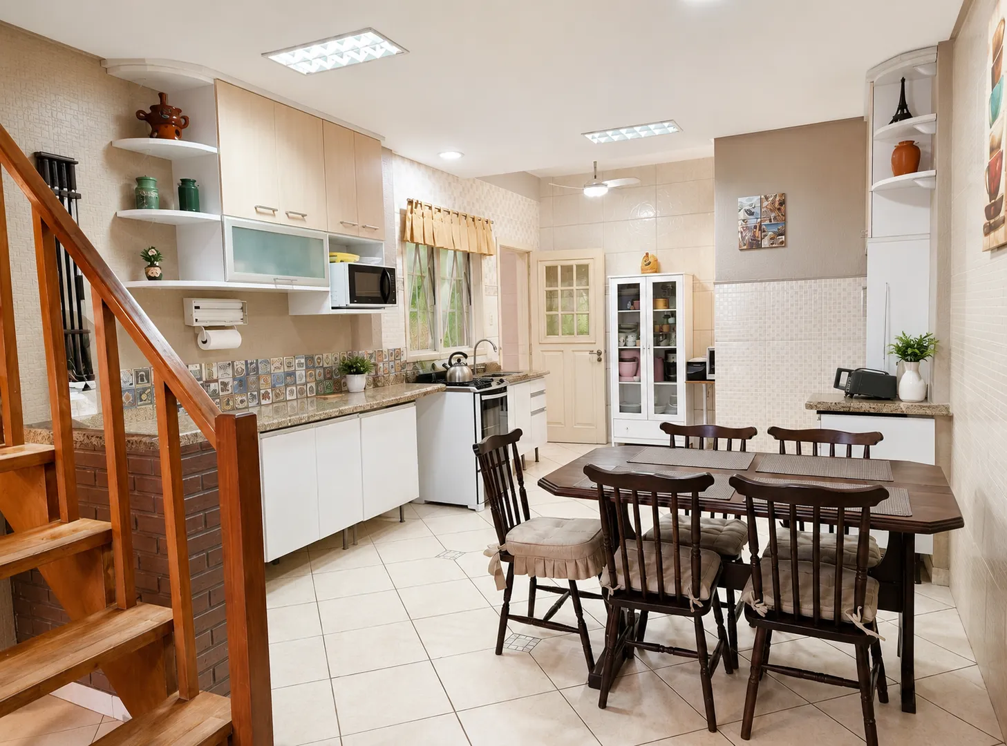 R$ 655.000 - LINDA CASA - 234M2 - 3 DORM - SU&Iacute;TE - LAREIRA - PISCINA - 5 VAGAS Rua Jackson de Figueiredo Porto Alegre - 