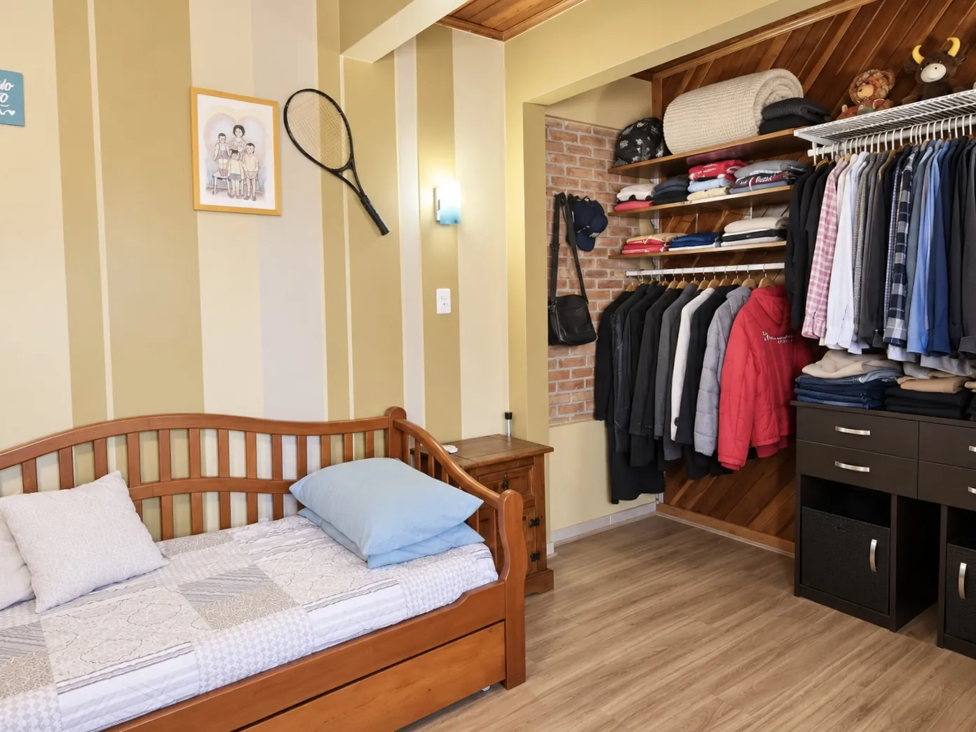 R$ 655.000 - LINDA CASA - 234M2 - 3 DORM - SU&Iacute;TE - LAREIRA - PISCINA - 5 VAGAS Rua Jackson de Figueiredo Porto Alegre - 
