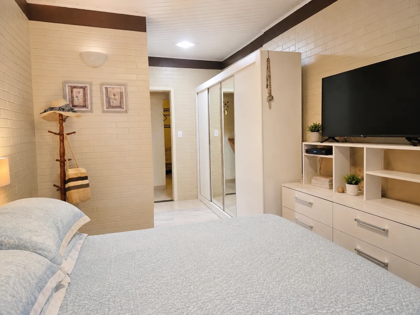 R$ 655.000 - LINDA CASA - 234M2 - 3 DORM - SU&Iacute;TE - LAREIRA - PISCINA - 5 VAGAS Rua Jackson de Figueiredo Porto Alegre - 
