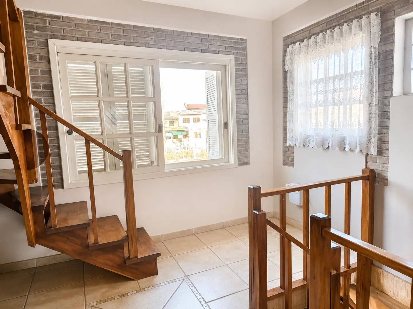 R$ 655.000 - LINDA CASA - 234M2 - 3 DORM - SU&Iacute;TE - LAREIRA - PISCINA - 5 VAGAS Rua Jackson de Figueiredo Porto Alegre - 