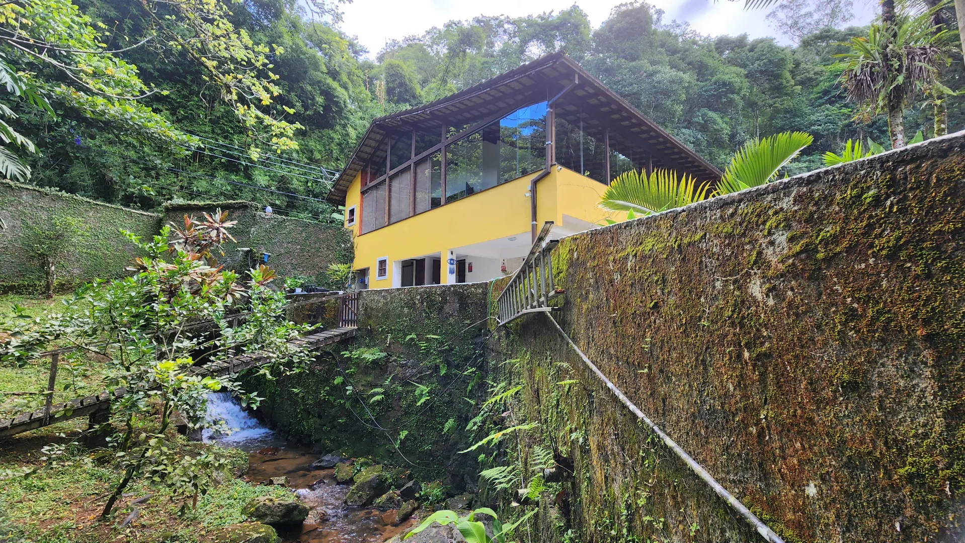 S&iacute;tio &agrave; Venda em Guapimirim com Piscina, Riacho e Su&iacute;te M&aacute;ster  Guapimirim - 