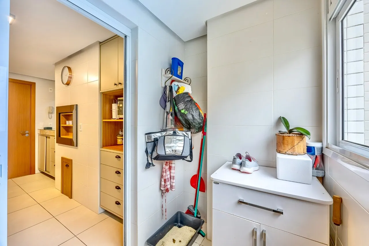 R$ 1.380.000 - EXCELENTE APARTAMENTO - 134M2 - 3 DORM - 2 SU&Iacute;TES - 4 VAGAS - DEP&Oacute;SITO Rua Araruama Porto Alegre - 