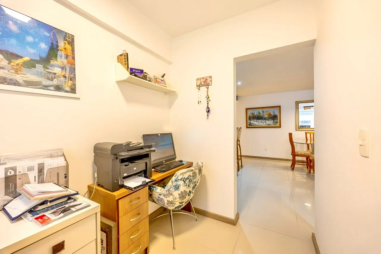 R$ 1.380.000 - EXCELENTE APARTAMENTO - 134M2 - 3 DORM - 2 SU&Iacute;TES - 4 VAGAS - DEP&Oacute;SITO Rua Araruama Porto Alegre - 