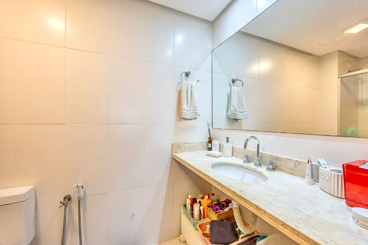 R$ 1.380.000 - EXCELENTE APARTAMENTO - 134M2 - 3 DORM - 2 SU&Iacute;TES - 4 VAGAS - DEP&Oacute;SITO Rua Araruama Porto Alegre - 