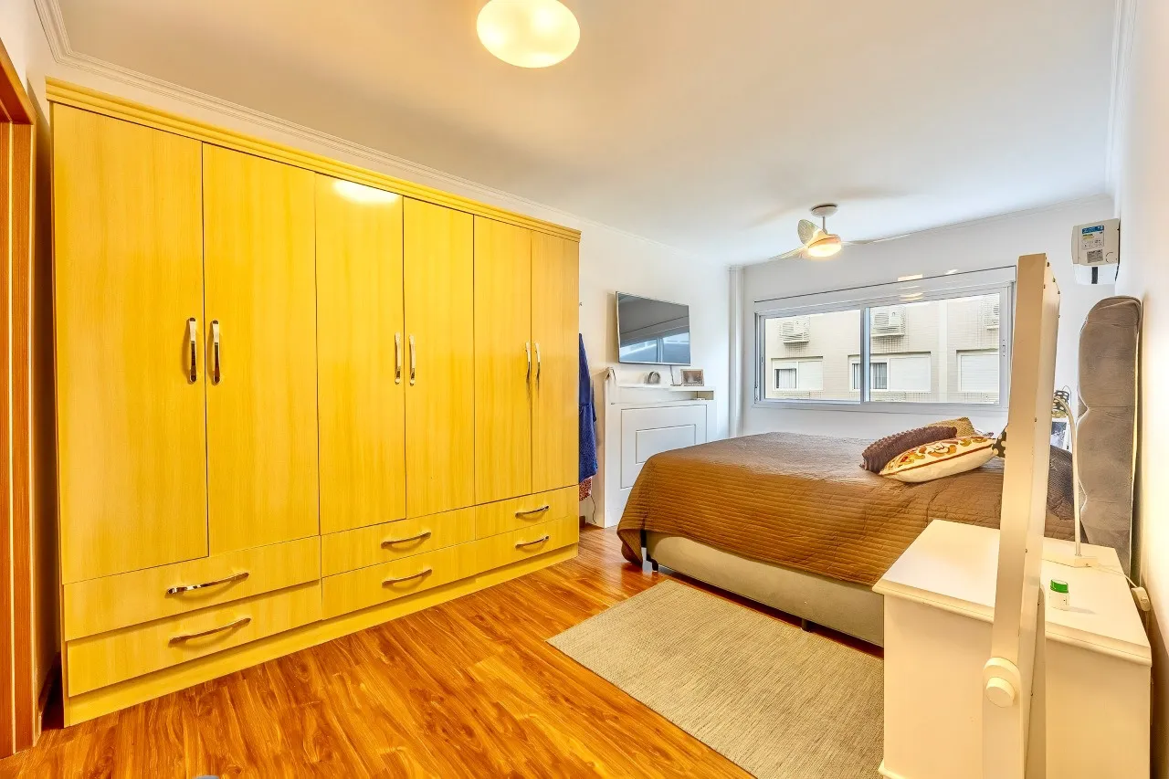 R$ 1.380.000 - EXCELENTE APARTAMENTO - 134M2 - 3 DORM - 2 SU&Iacute;TES - 4 VAGAS - DEP&Oacute;SITO Rua Araruama Porto Alegre - 
