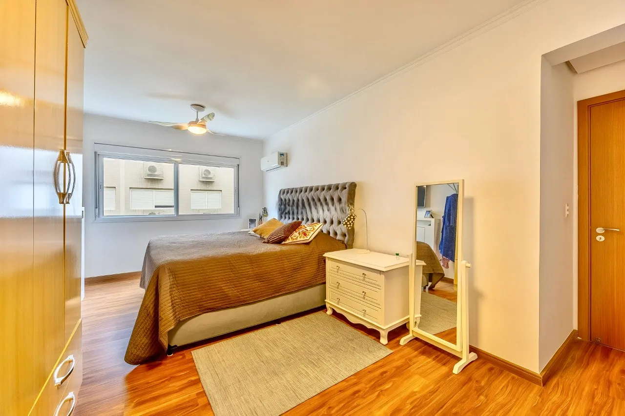 R$ 1.380.000 - EXCELENTE APARTAMENTO - 134M2 - 3 DORM - 2 SU&Iacute;TES - 4 VAGAS - DEP&Oacute;SITO Rua Araruama Porto Alegre - 