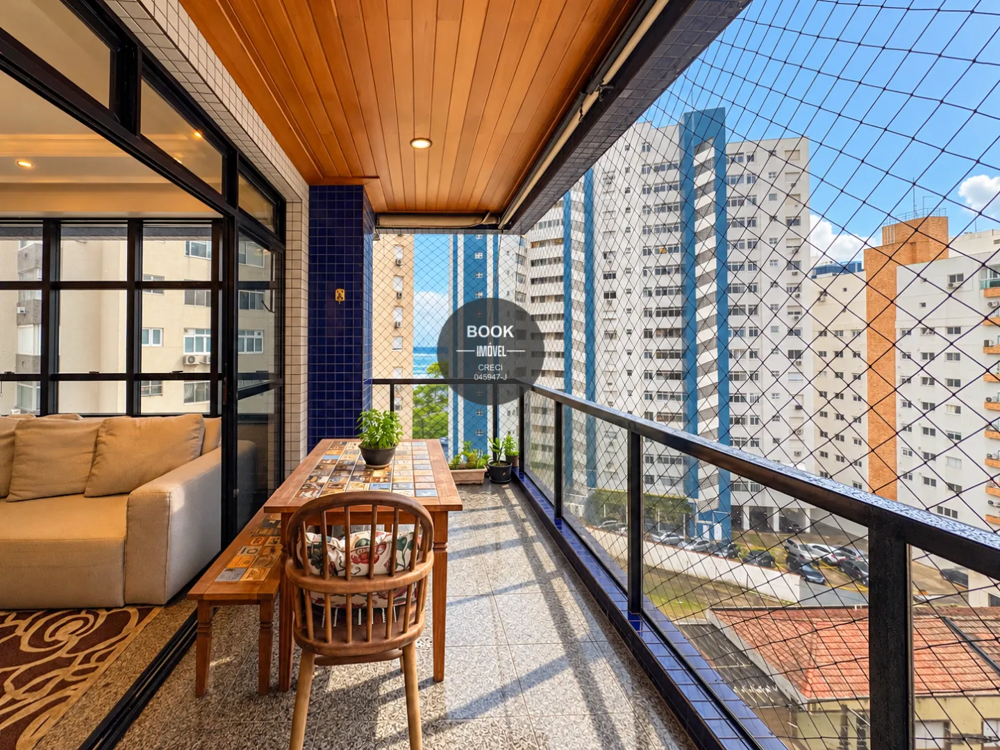 O mar na varanda e espa&ccedil;o para viver grandes momentos com a sua fam&iacute;lia! Rua Carlos de Campos Santos - 