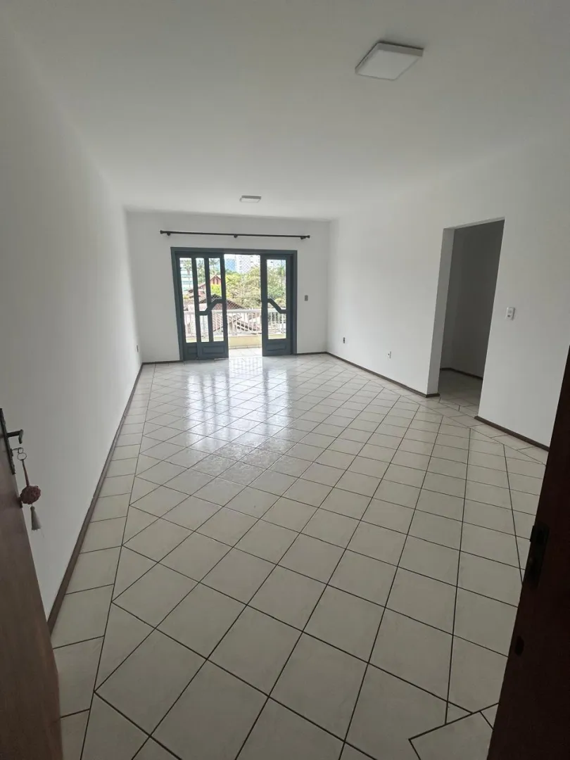 Apartamento amplo. Bem localizado  Timbó - 